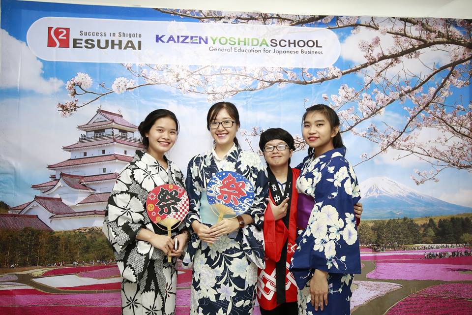 Tham dự các gian hàng văn hóa Nhật - Việt